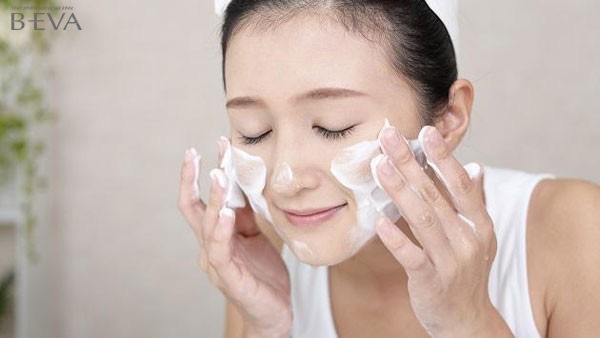 Làm sạch da mặt với nước tẩy trang và sữa rửa mặt 